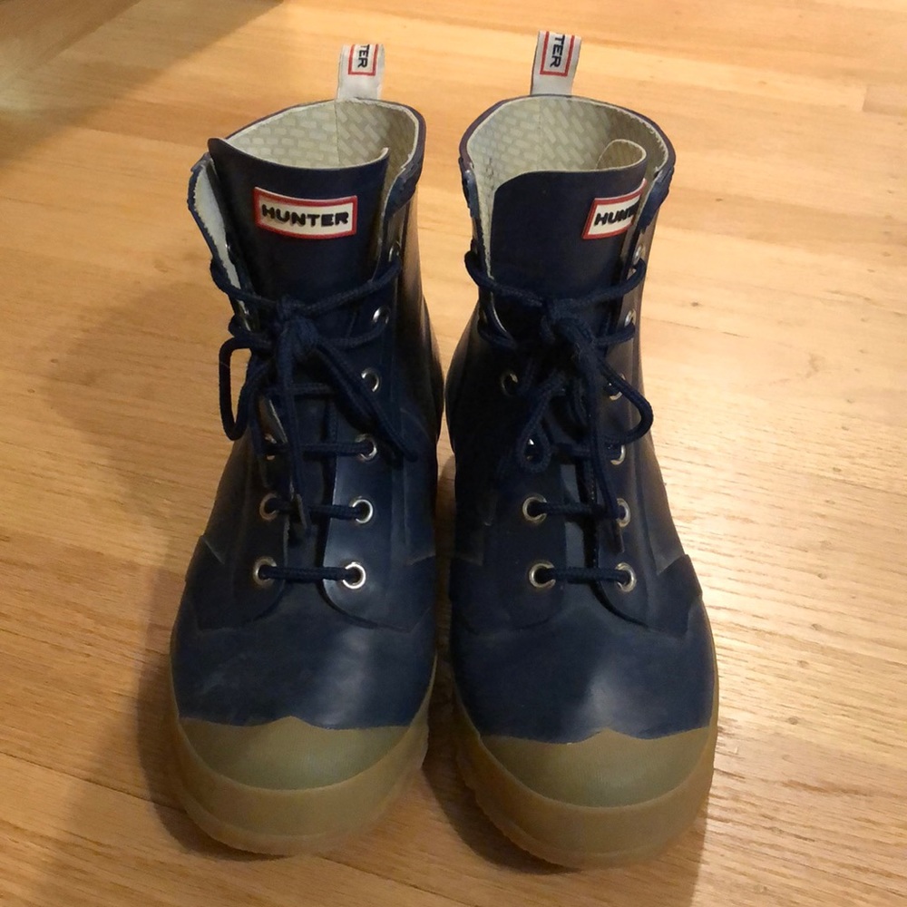 Hunter short lace-up rain boots in Navy blue.